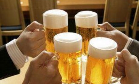 冰鎮(zhèn)啤酒別亂喝 喝酒前牢記3件事，讓你的肝更舒服